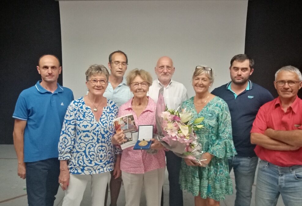 Remise de la médaille du Sénat à madame la maire de Nabirat Yvette Vigié