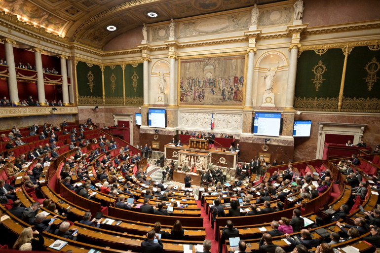 Avec la motion de censure, la gauche ouvre la voie à un changement républicain